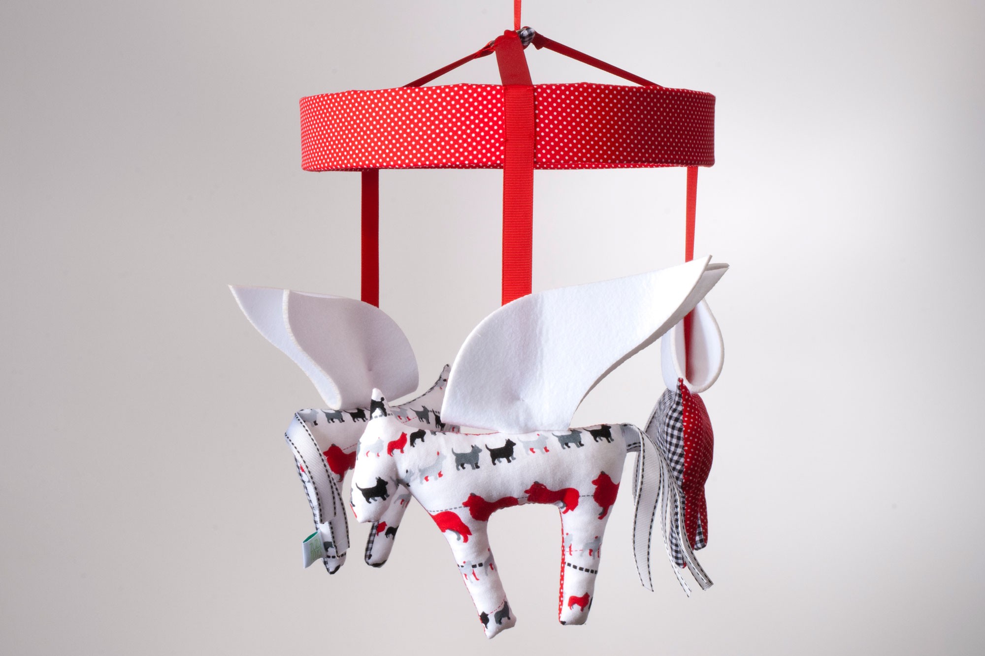 Karuzela nad dziecięce łóżeczko pegazy czarno-białe