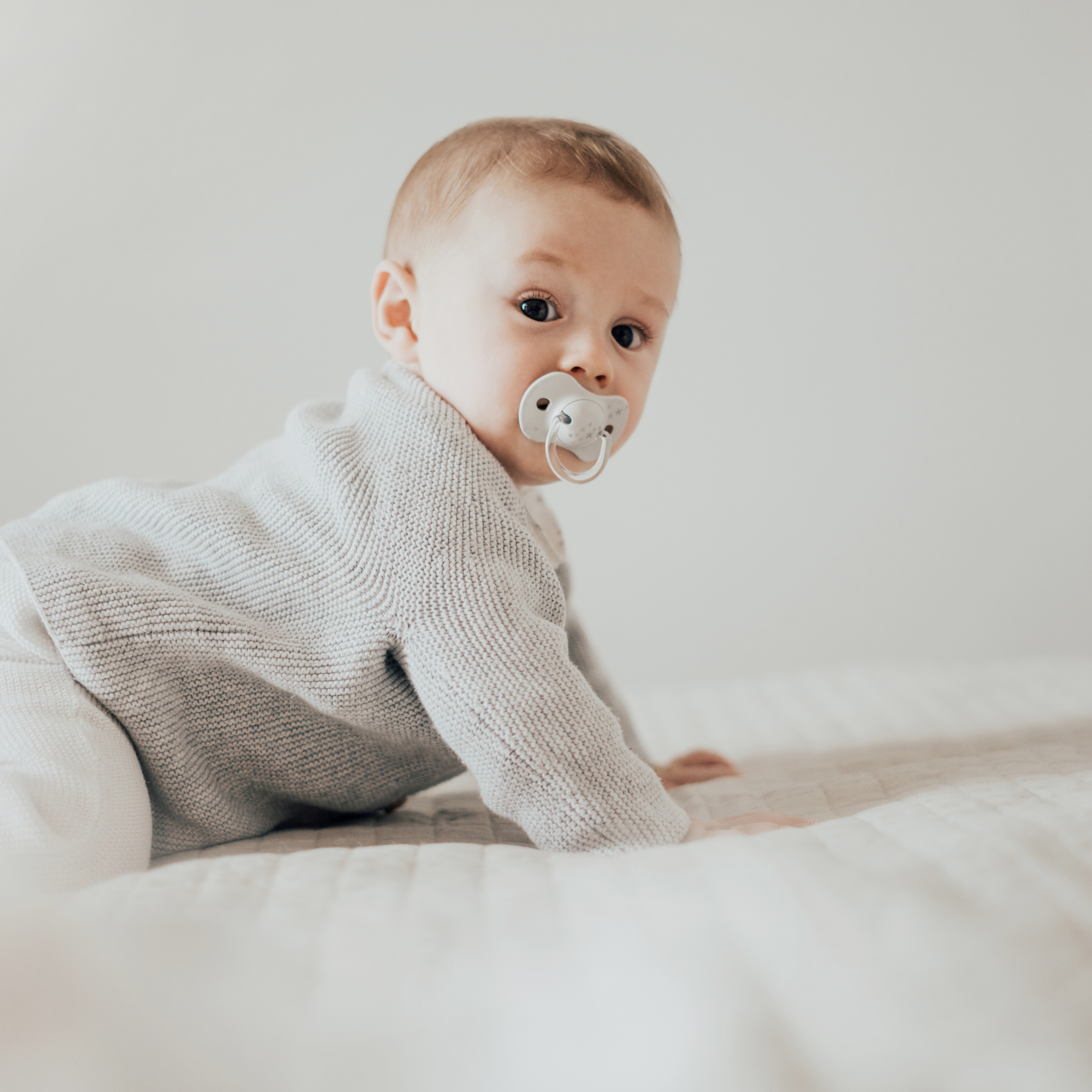 Suavinex, Smoczek fizjologiczny SX PRO Spread Joy +18m - szara korona