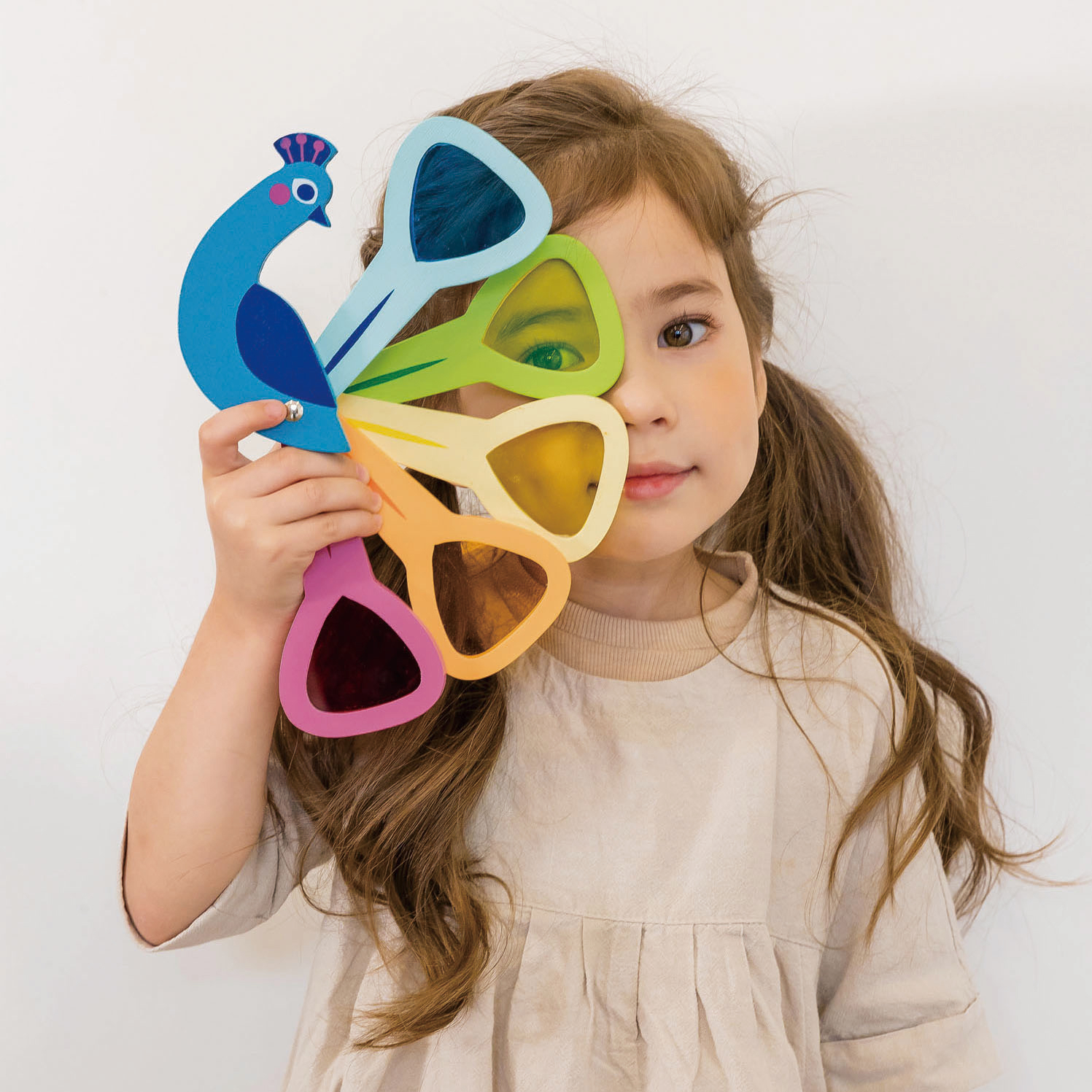Tender Leaf Toys, Drewniana zabawka, Poznajemy kolory - paw z kolorowymi szybkami Tender Leaf Toys, Drewniana zabawka, Poznajemy kolory - paw z kolorowymi szybkami