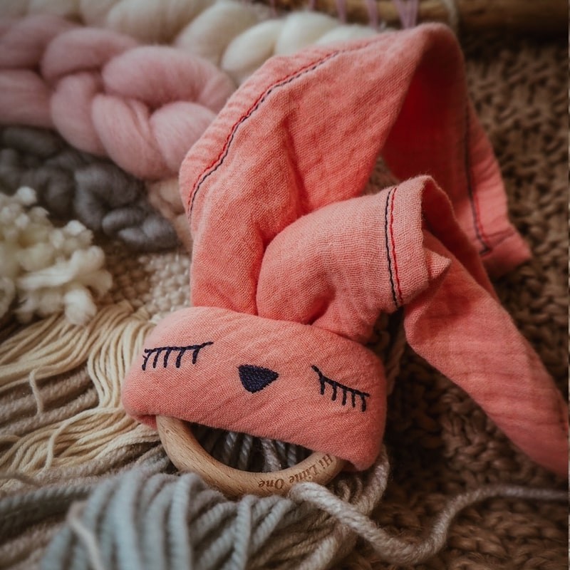 Hi Little One, Przytulanka muślinowa z gryzakiem Sleepy Bunny cozy muslin with wood teether Salomon Hi Little One, Przytulanka muślinowa z gryzakiem Sleepy Bunny cozy muslin with wood teether Salomon