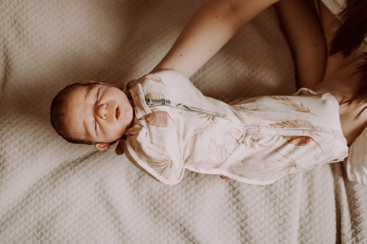 Sleepee, otulacz antykolkowy  FIRST STEP z czapeczką  Bohemian Sand Sleepee, otulacz antykolkowy  FIRST STEP z czapeczką  Bohemian Sand