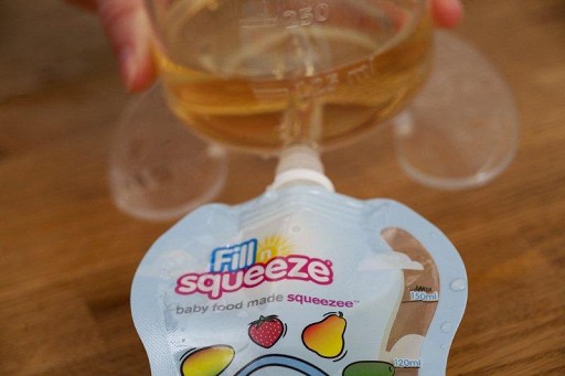Fill'n Squeeze, zestaw rozszerzony z saszetkami do karmienia dzieci i szczoteczką Fill'n Squeeze, zestaw rozszerzony z saszetkami do karmienia dzieci i szczoteczką
