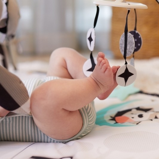 Tiny Love, Gimnastyka dla bobasa z pałąkami - Magiczna Kraina - czarno-biała