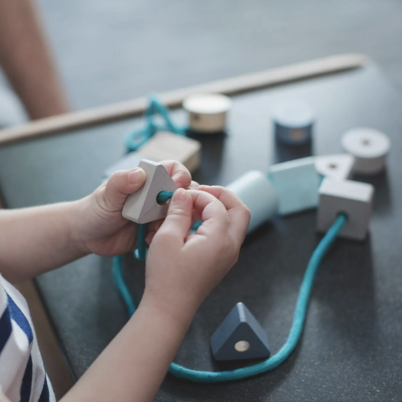 Plan Toys, Pastelowa nawlekanka z klocków