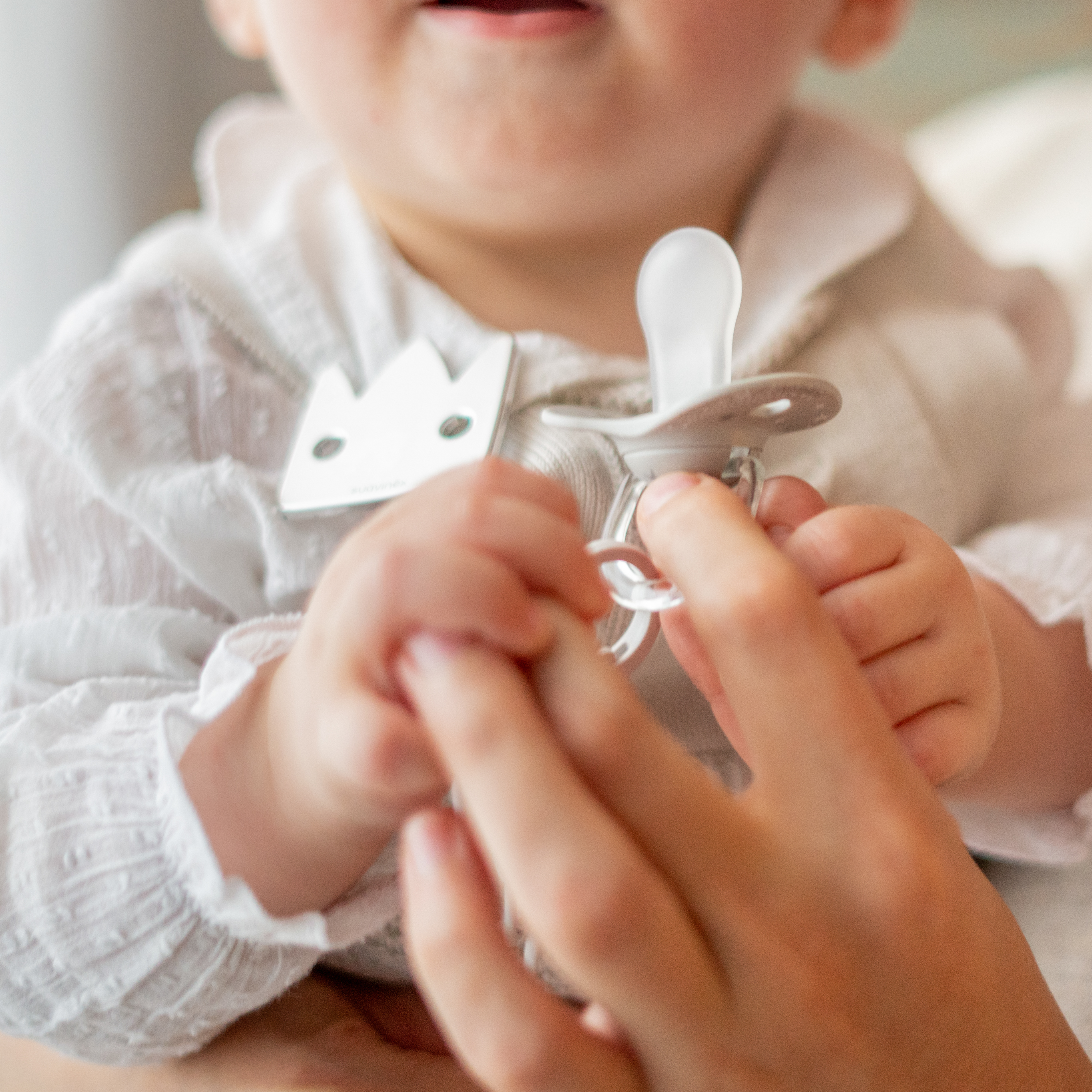 Suavinex, Smoczek fizjologiczny SX PRO Spread Joy +18m - szara korona