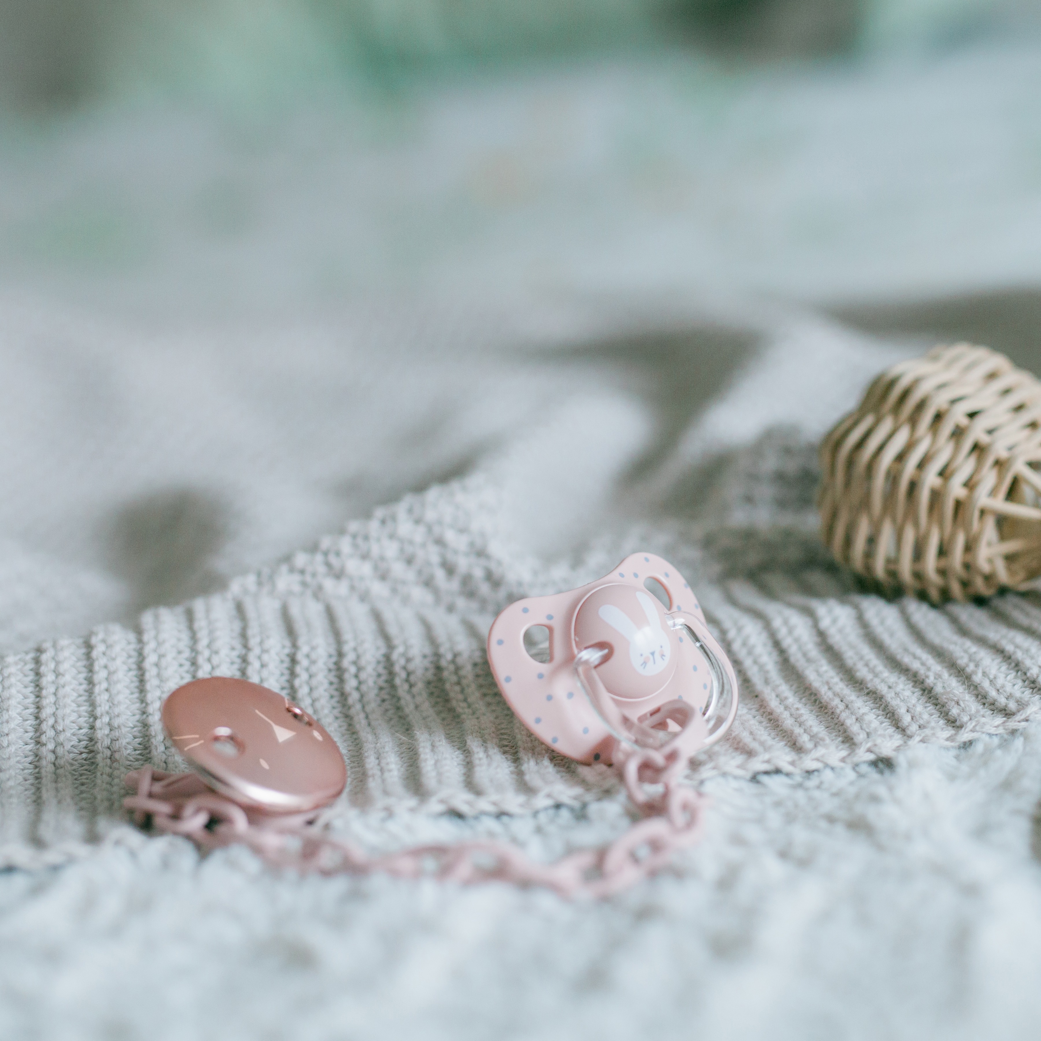 Suavinex, Klips do smoczka HYGGE - kotek różowy