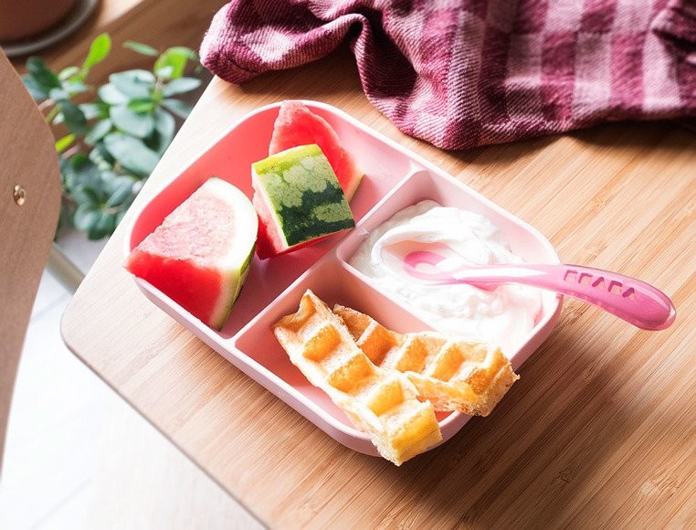 Beaba, Komplet naczyń z silikonu trójdzielny talerz z przyssawką + łyżeczka Pink