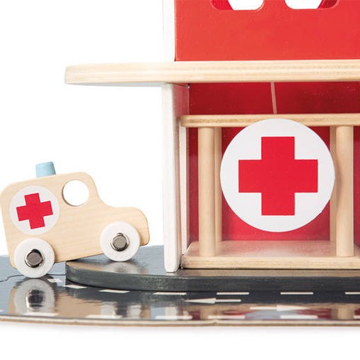 Janod, Drewniana remiza strażacka z 5 akcesoriami Bolid 2+