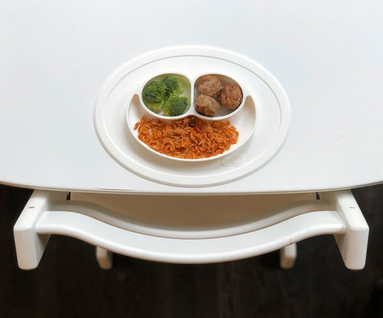 EZPZ, Silikonowy talerzyk z podkładką mały 2w1 Mini Mat biały EZPZ, Silikonowy talerzyk z podkładką mały 2w1 Mini Mat biały