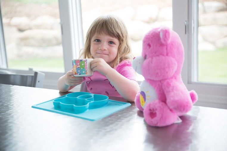 EZPZ, Silikonowy talerzyk z podkładką 2w1 Care Bears™ Mat Misia Życzliwe Serce Wish Bear turkusowy EZPZ, Silikonowy talerzyk z podkładką 2w1 Care Bears™ Mat Misia Życzliwe Serce Wish Bear turkusowy