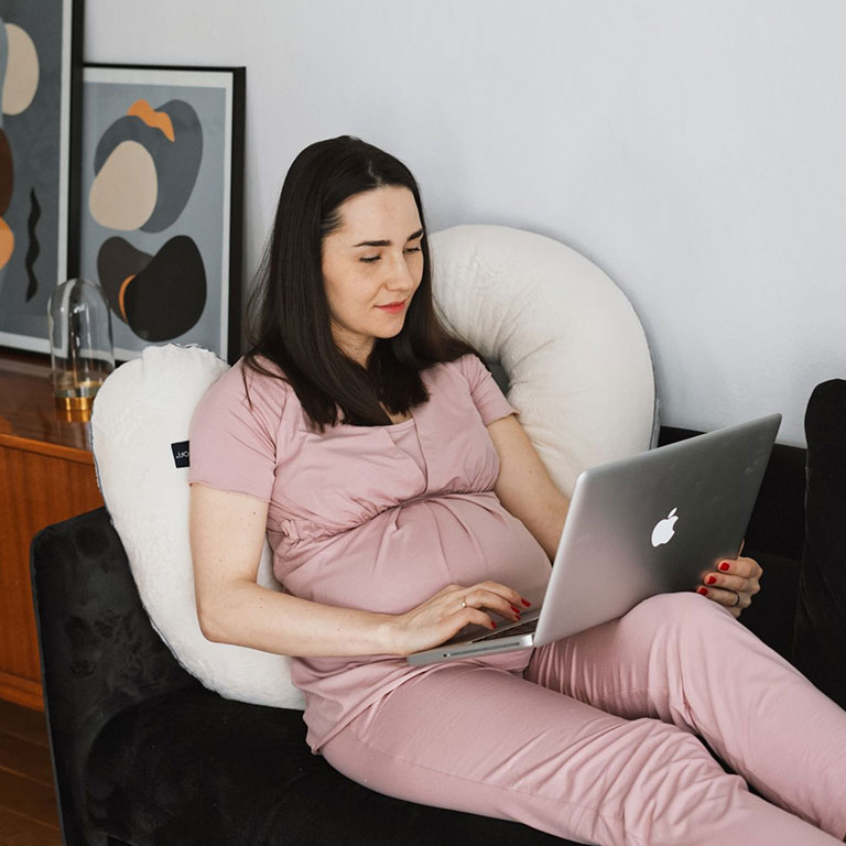 Poofi, poduszka ciążowa kremowo-szara minky