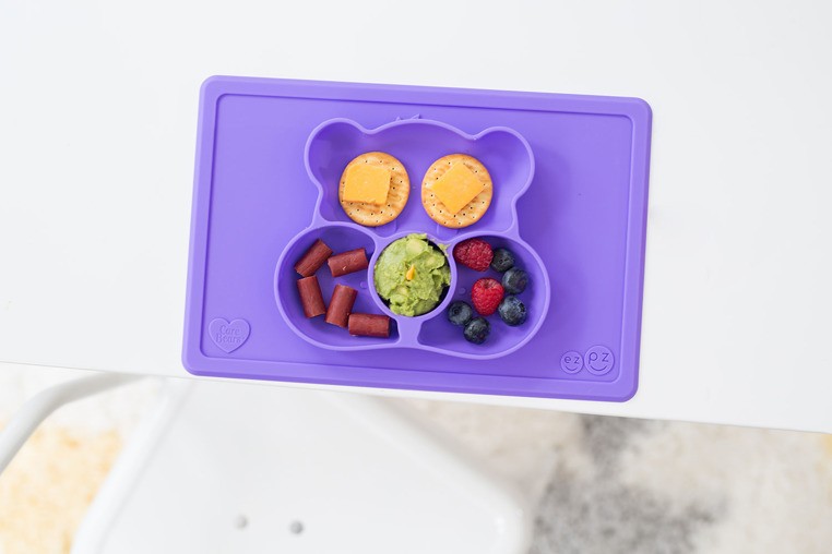 EZPZ, Silikonowy talerzyk z podkładką 2w1 Care Bears™ Mat Miśka Share Bear fioletowy EZPZ, Silikonowy talerzyk z podkładką 2w1 Care Bears™ Mat Miśka Share Bear fioletowy
