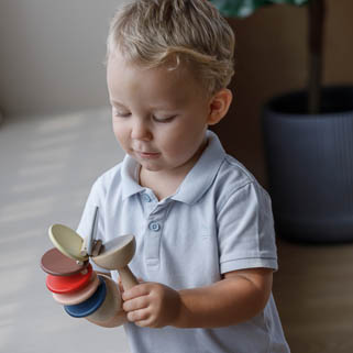 Plan Toys, Klekotka - barwy sadu