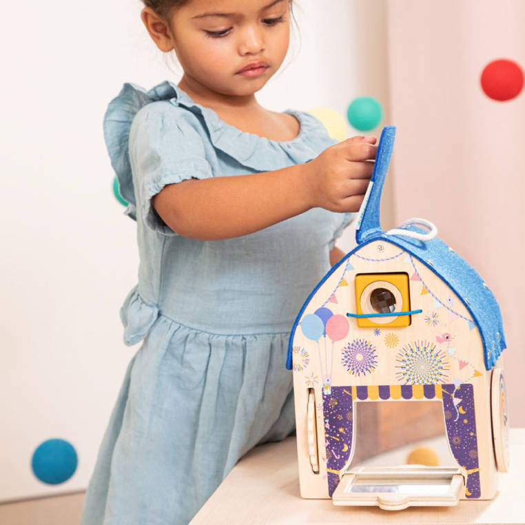 Lilliputiens, Drewniany Domek iluzjonisty 