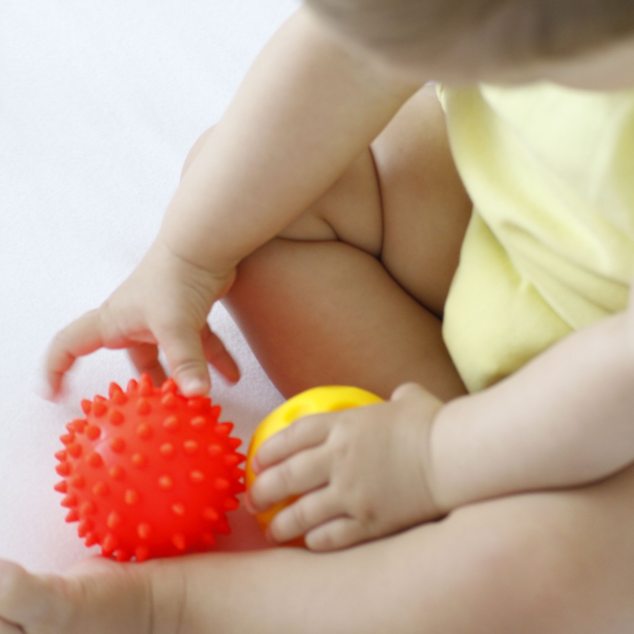 Mom's Care, Piłeczka sensoryczna jeżyk 1 szt - czerwona Mom's Care, Piłeczka sensoryczna jeżyk 1 szt - czerwona