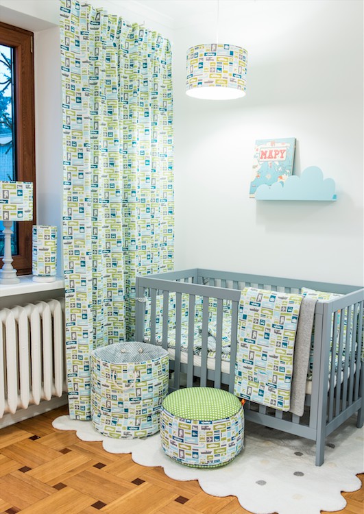 Szare łóżeczko niemowlęce