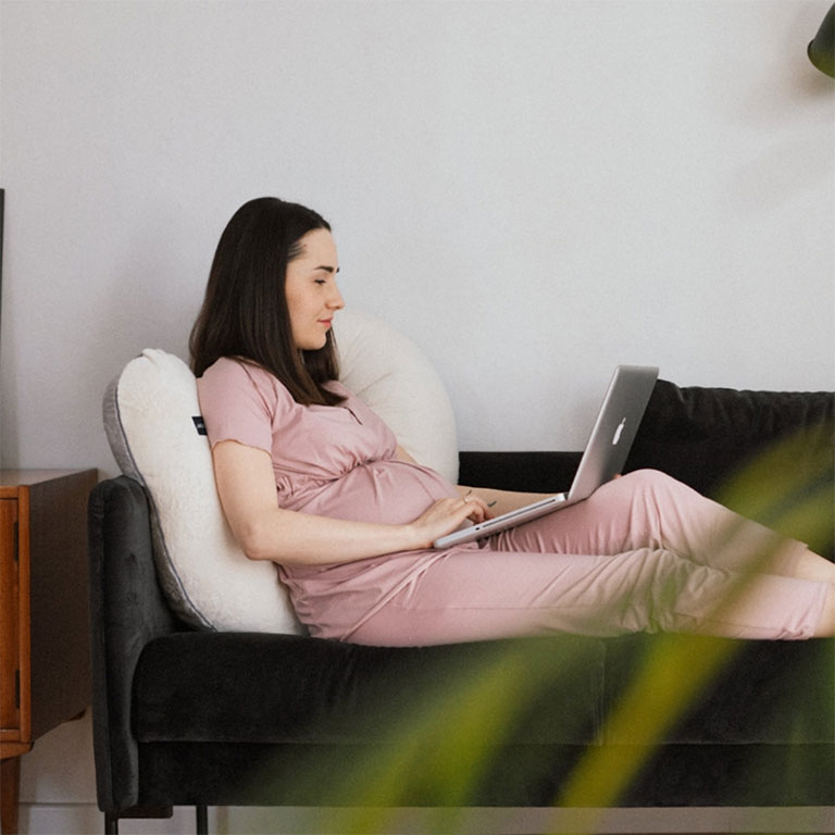 Poofi, poduszka ciążowa kremowo-szara minky