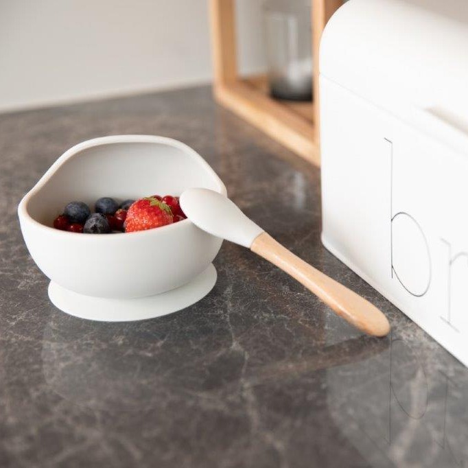 BO JUNGLE, B-Silikonowa miska z przyssawką i łyżeczką - Grey BO JUNGLE, B-Silikonowa miska z przyssawką i łyżeczką - Grey