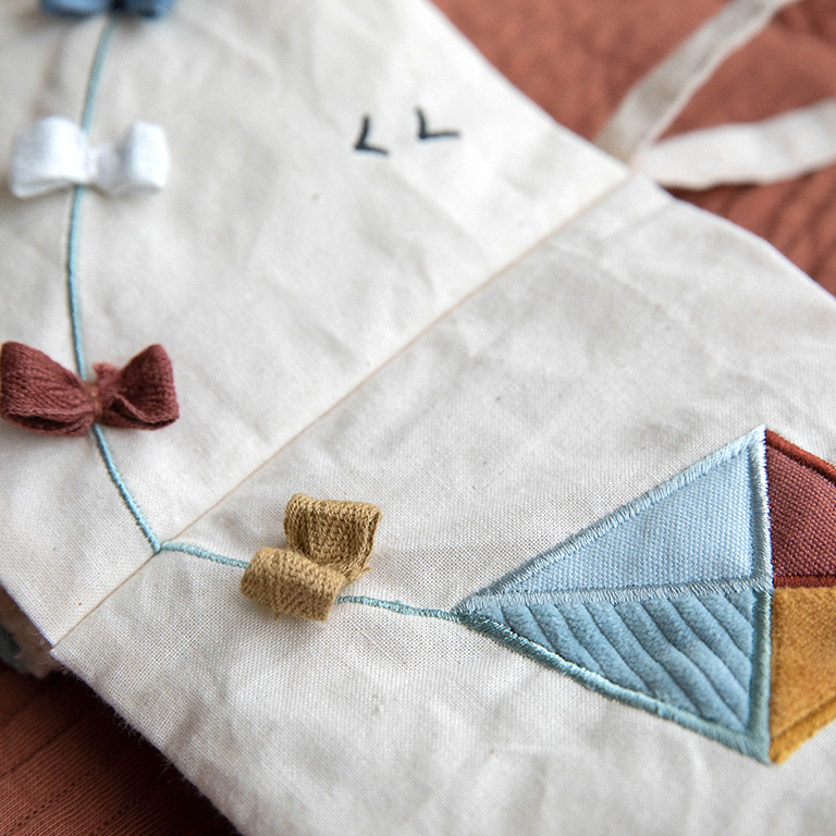 Little Dutch Pure & Nature Książeczka Aktywizująca Tęcza Bio bawełna