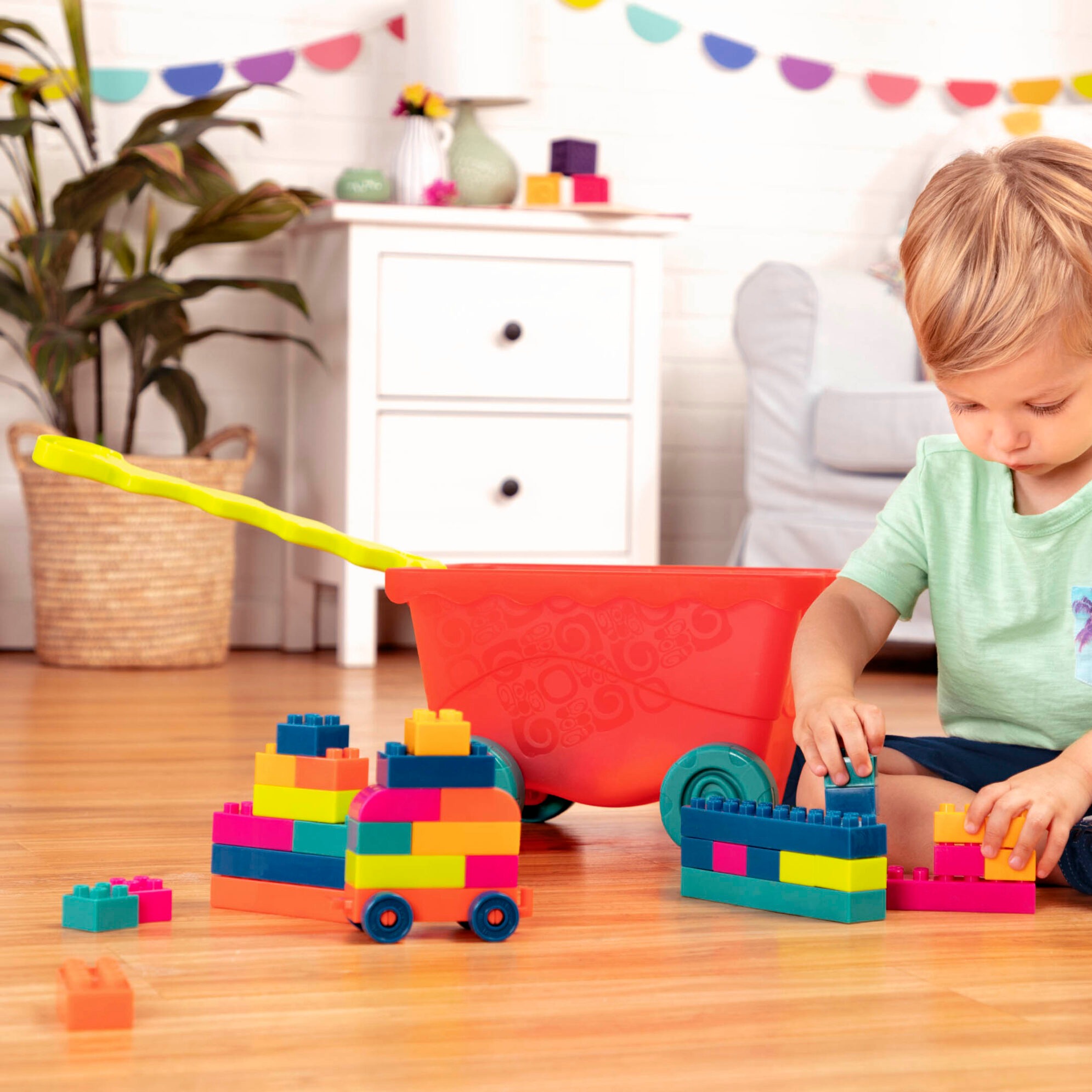 B.toys, Little BlocWagon – wózek-WAGONIK wypełniony kolorowymi KLOCKAMI