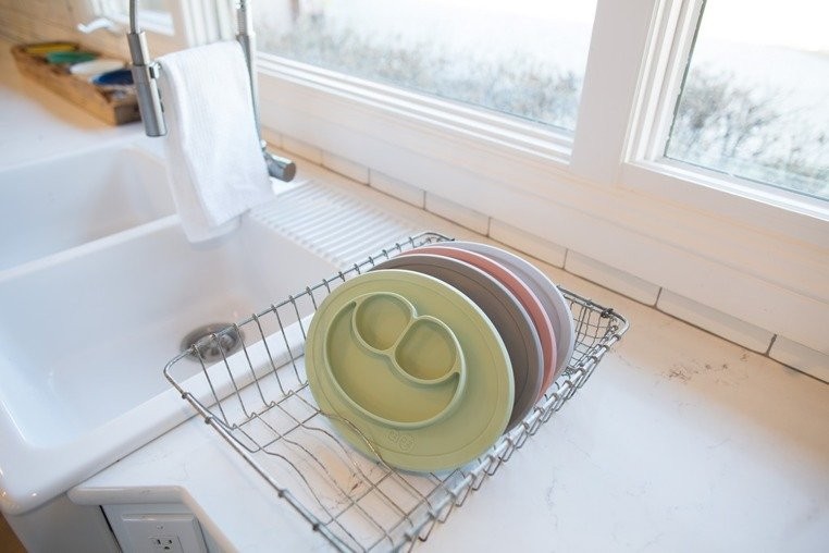 EZPZ, Silikonowy talerzyk z podkładką mały 2w1 Mini Mat biały EZPZ, Silikonowy talerzyk z podkładką mały 2w1 Mini Mat biały