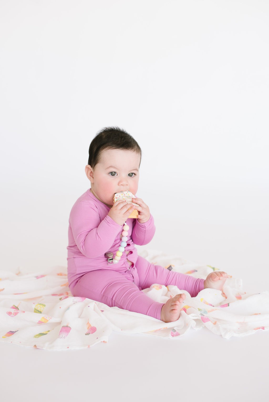 LouLou Lollipop, gryzak silikonowy z zawieszką Unicorn Donut pink LouLou Lollipop, gryzak silikonowy z zawieszką Unicorn Donut pink