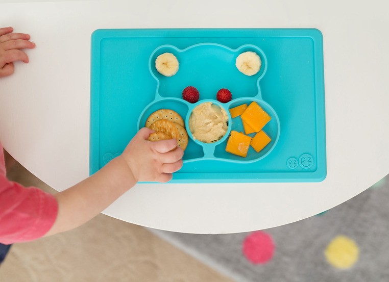 EZPZ, Silikonowy talerzyk z podkładką 2w1 Care Bears™ Mat Misia Życzliwe Serce Wish Bear turkusowy EZPZ, Silikonowy talerzyk z podkładką 2w1 Care Bears™ Mat Misia Życzliwe Serce Wish Bear turkusowy