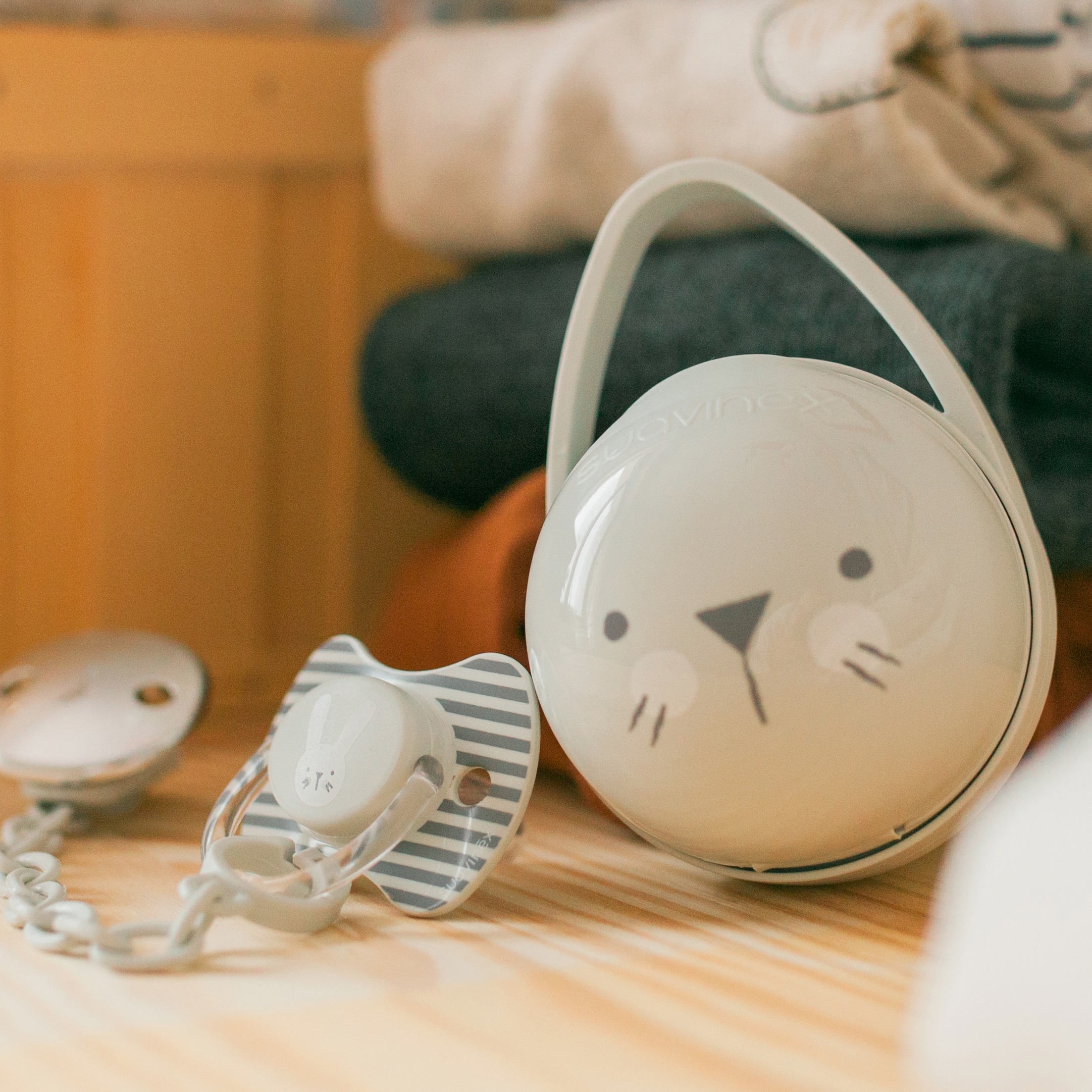 Suavinex, Smoczek anatomiczny HYGGE 6-18M - królik szary