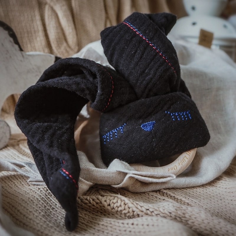Hi Little One, Przytulanka muślinowa z gryzakiem Sleepy Bunny cozy muslin with wood teether Black Hi Little One, Przytulanka muślinowa z gryzakiem Sleepy Bunny cozy muslin with wood teether Black