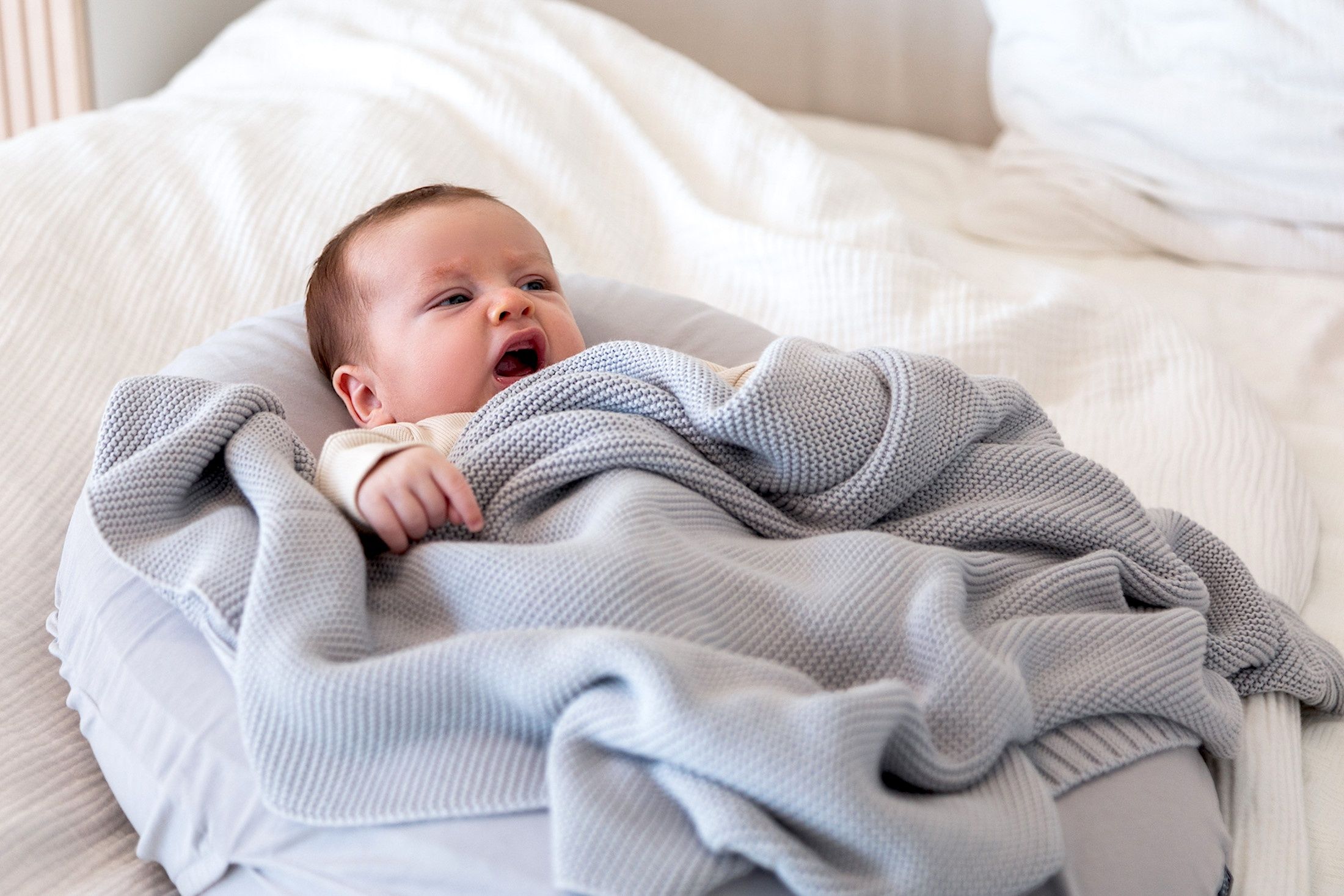 Poofi, Poduszka ciążowa uniwersalna Nest by Poofi kolor: jasny szary