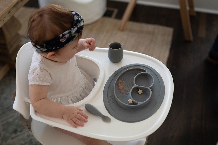 EZPZ, Silikonowy kubeczek Tiny Cup szary EZPZ, Silikonowy kubeczek Tiny Cup szary