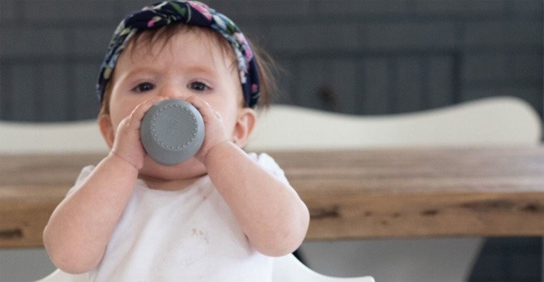 EZPZ, Silikonowy kubeczek Tiny Cup szary EZPZ, Silikonowy kubeczek Tiny Cup szary