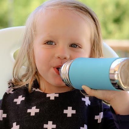 Pura,Termobutelka Pura Kiki z ustnikiem niekapkiem i błękitną osłonką