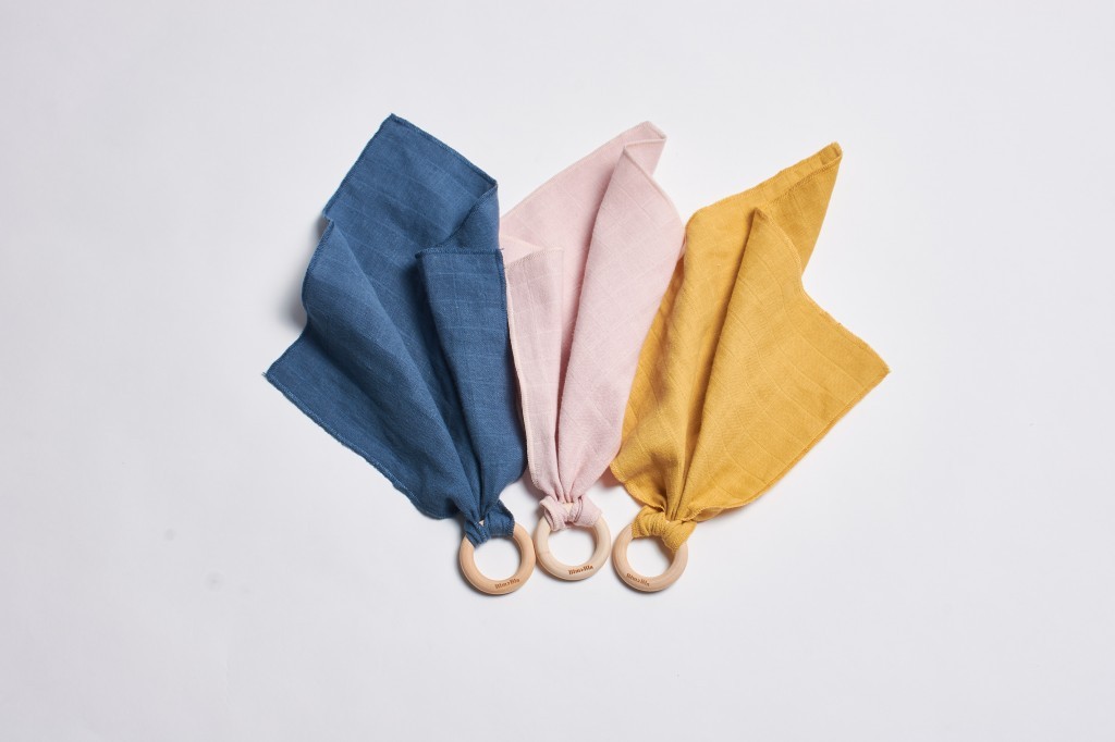 Bimbla, Drewniany gryzaczek z pieluszką Granatowy Bimbla, Drewniany gryzaczek z pieluszką Granatowy