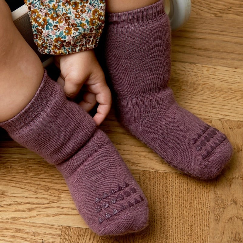 GoBabyGo, antypoślizgowe skarpetki do nauki chodzenia Misty Plum 6-12 m-cy