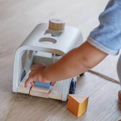 Plan Toys, Autobus - sorter - barwy sadu Plan Toys, Autobus - sorter - barwy sadu