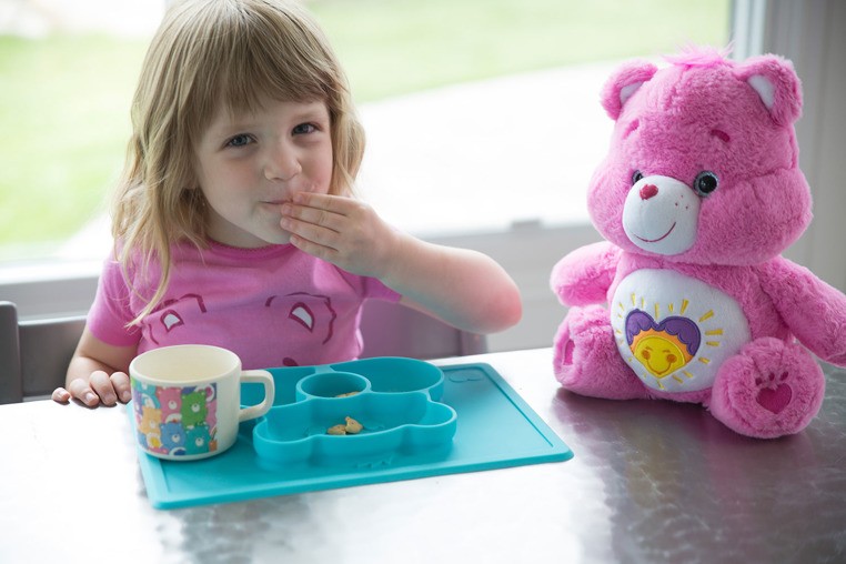 EZPZ, Silikonowy talerzyk z podkładką 2w1 Care Bears™ Mat Misia Życzliwe Serce Wish Bear turkusowy EZPZ, Silikonowy talerzyk z podkładką 2w1 Care Bears™ Mat Misia Życzliwe Serce Wish Bear turkusowy