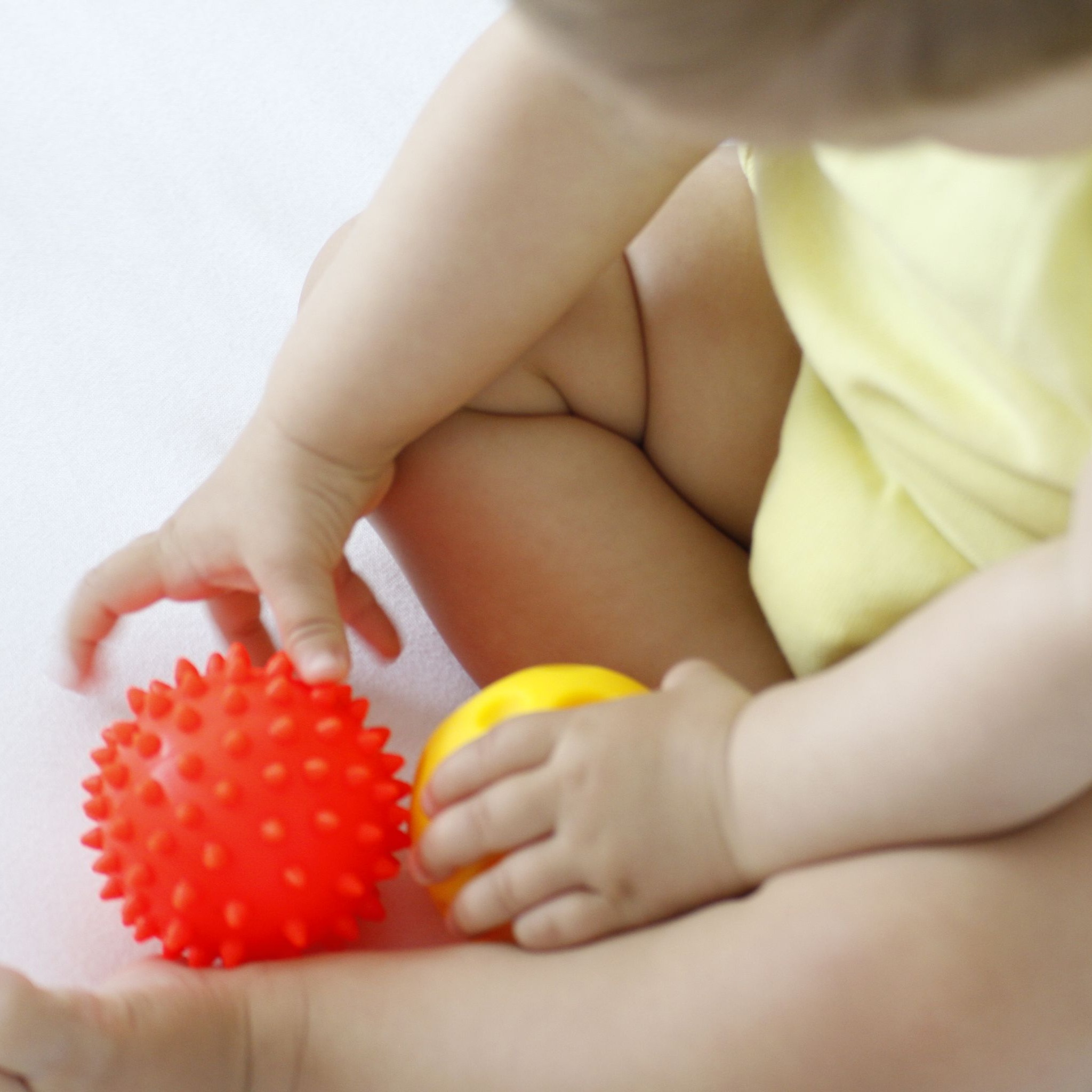 Mom's Care, Piłeczka sensoryczna jeżyk 1 szt w pudełku - Żółta