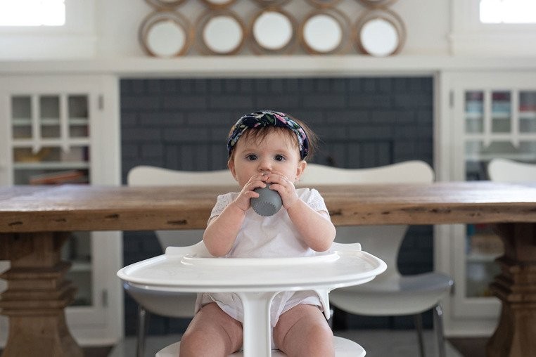 EZPZ, Silikonowy kubeczek Tiny Cup szary EZPZ, Silikonowy kubeczek Tiny Cup szary