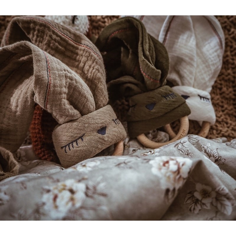 Hi Little One, Przytulanka muślinowa z gryzakiem Sleepy Bunny cozy muslin with wood teether White