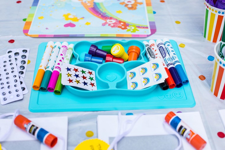 EZPZ, Silikonowy talerzyk z podkładką 2w1 Care Bears™ Mat Misia Życzliwe Serce Wish Bear turkusowy EZPZ, Silikonowy talerzyk z podkładką 2w1 Care Bears™ Mat Misia Życzliwe Serce Wish Bear turkusowy