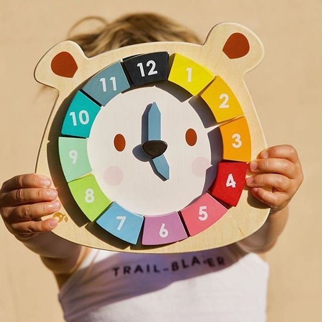 Tender Leaf Toys, Drewniana zabawka edukacyjna - Kolorowy zegar Miś