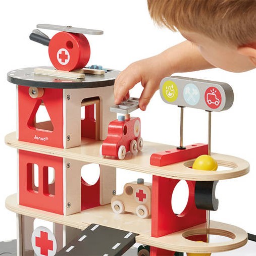 Janod, Drewniana remiza strażacka z 5 akcesoriami Bolid 2+