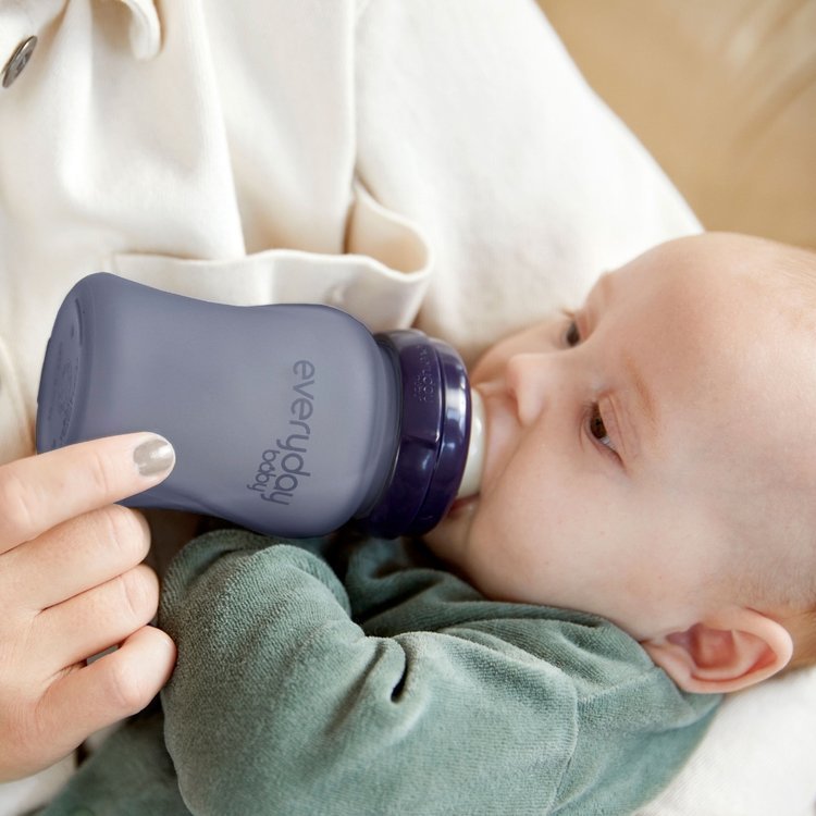 Everyday Baby, Szklana butelka ze smoczkiem S reagująca na temperaturę, 150 ml - borówkowa Everyday Baby, Szklana butelka ze smoczkiem S reagująca na temperaturę, 150 ml - borówkowa