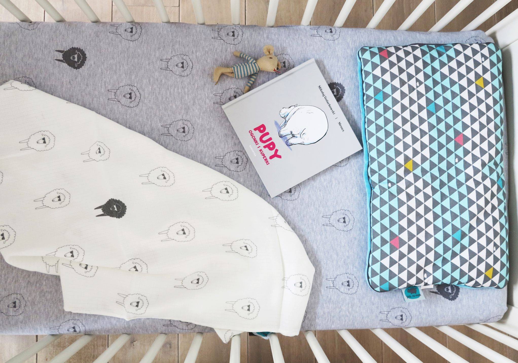 Prześcieradło z gumką do łóżeczka owce 70×140 cm Prześcieradło z gumką do łóżeczka owce 70×140 cm