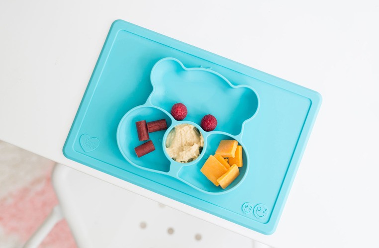 EZPZ, Silikonowy talerzyk z podkładką 2w1 Care Bears™ Mat Misia Życzliwe Serce Wish Bear turkusowy EZPZ, Silikonowy talerzyk z podkładką 2w1 Care Bears™ Mat Misia Życzliwe Serce Wish Bear turkusowy