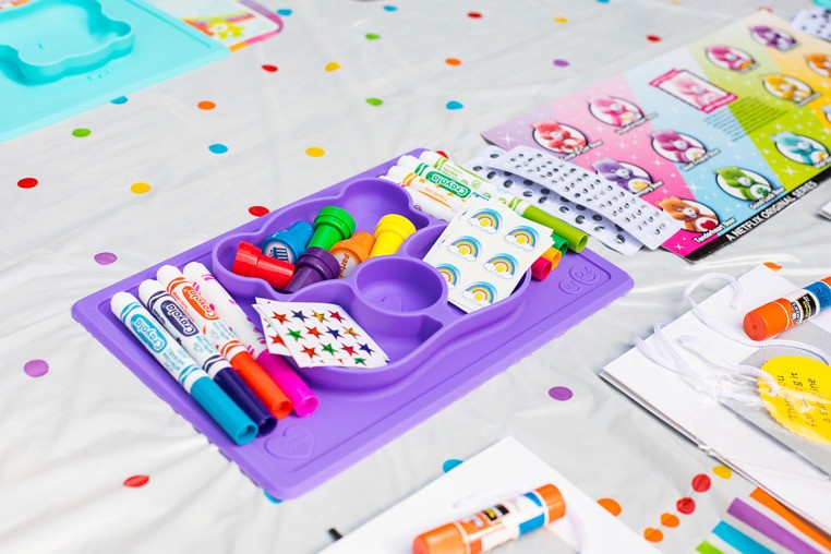 EZPZ, Silikonowy talerzyk z podkładką 2w1 Care Bears™ Mat Miśka Share Bear fioletowy EZPZ, Silikonowy talerzyk z podkładką 2w1 Care Bears™ Mat Miśka Share Bear fioletowy