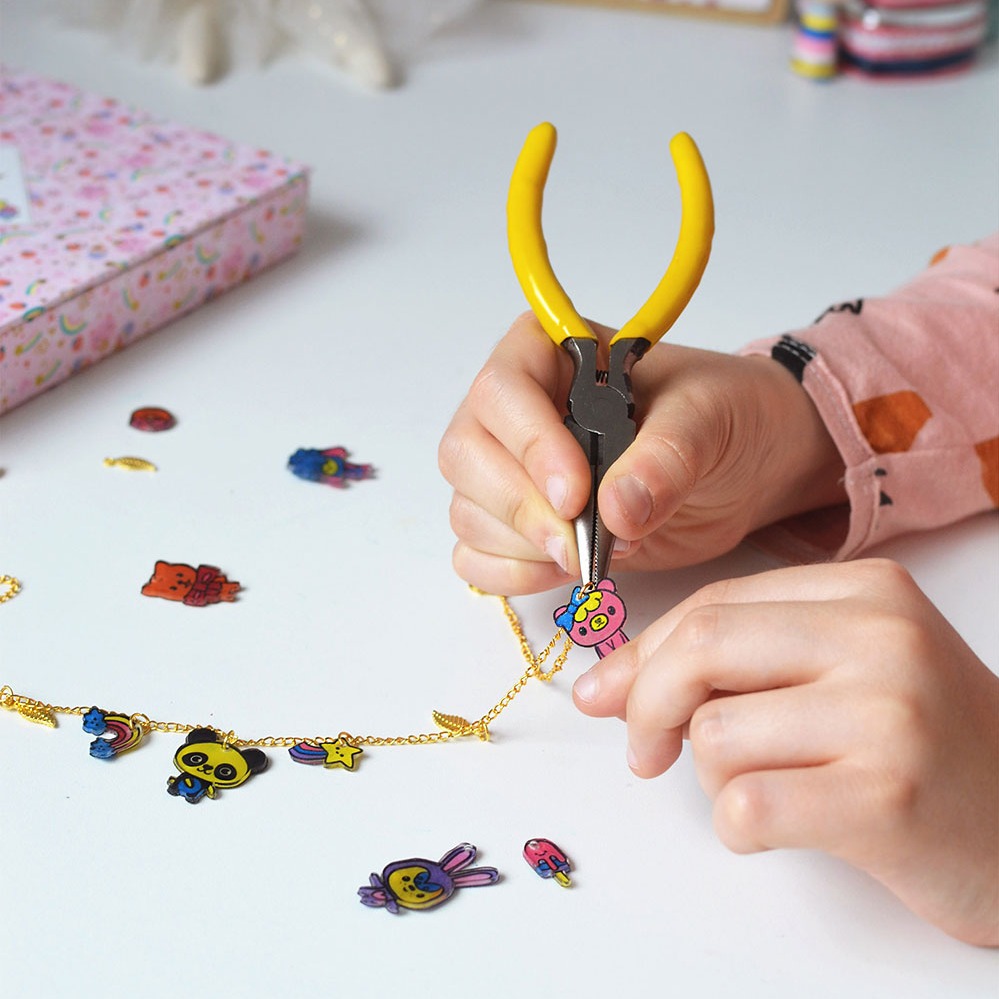 Janod, Zestaw kreatywny do tworzenia biżuterii z kurczliwego plastiku Słodkie zwierzaki Kawaii 7+ Janod, Zestaw kreatywny do tworzenia biżuterii z kurczliwego plastiku Słodkie zwierzaki Kawaii 7+