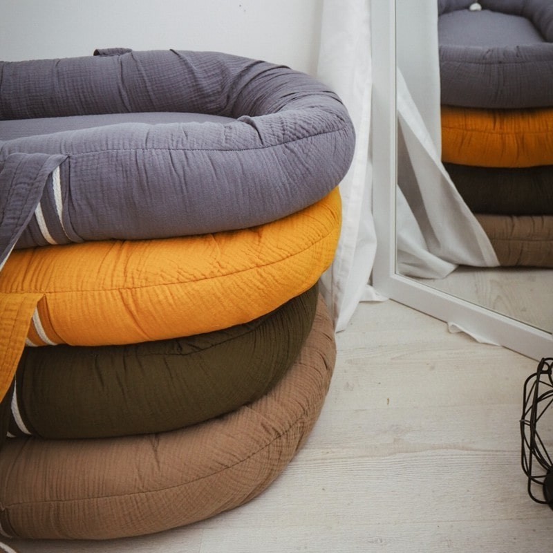 Hi Little One, Kokon gniazdko dla Noworodka z oddychającego muślinu NEWBORN NEST MUSTARD