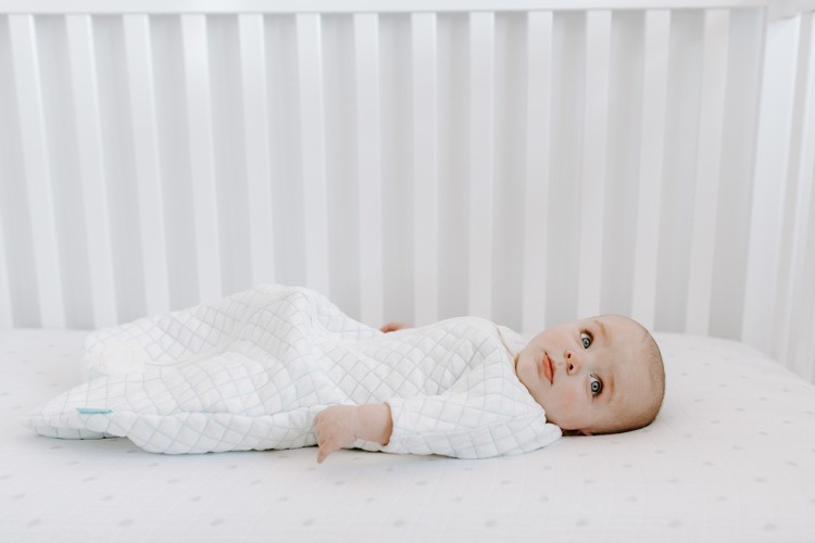 Aden & Anais, bawełniany śpiworek z rękawkami snug fit kremowo – miętowy TOG 1.5, 6-9m